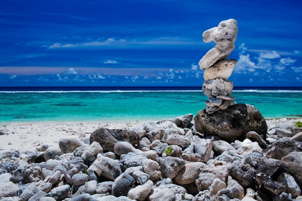 Empilement de pierres de récif sur un ciel et une lagune — Photo