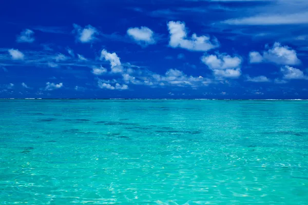 热带海洋与鲜艳的色彩蓝蓝的天空 — 图库照片