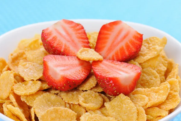Cornflakes with cut strawberry — 스톡 사진