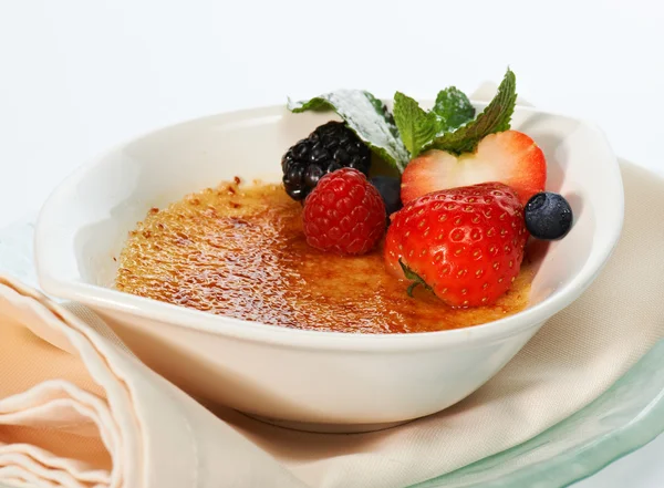 Warm dessert with berries — 图库照片
