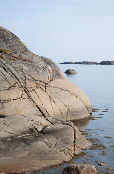 Noorwegen, glaciale gepolijst rotsen door de zee — Stockfoto
