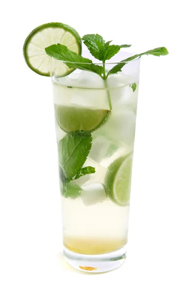 Mojito koktajl w wysokiej szklanki, białe tło — Zdjęcie stockowe