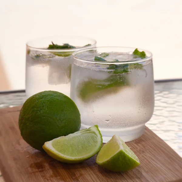 Two mojito cocktails served outdoors — Stock Photo, Image