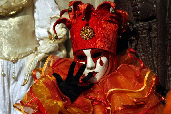 Benátky karneval, oranžové šašek — Stock fotografie