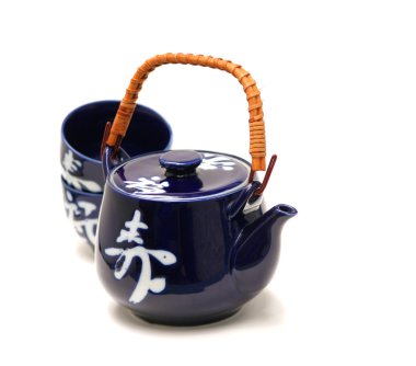 Japon çaydanlık ve bardak beyaz zemin üzerine