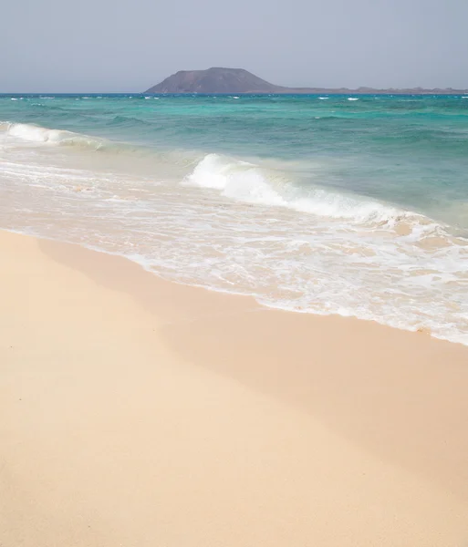 Biały piasek na plaży na wyspie fuerteventura (corralejo beach "flagi") — Zdjęcie stockowe