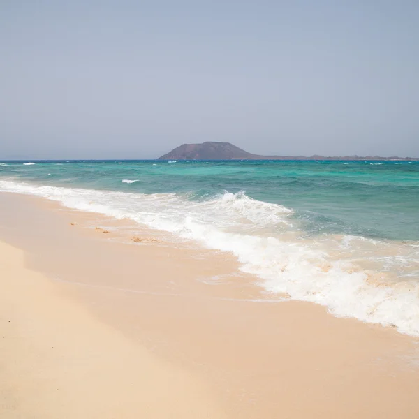 Weißer Sandstrand auf fuerteventura (corralejo "flag" beach) — Stockfoto
