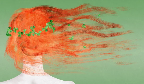 Κοκκινομάλλα με τριφύλλι στα μαλλιά της — Φωτογραφία Αρχείου
