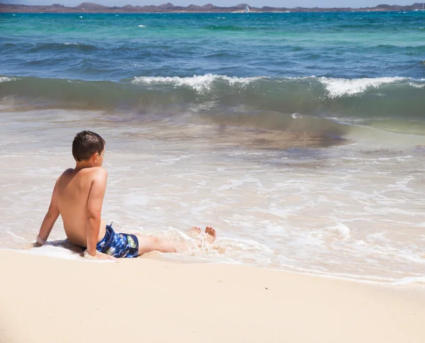 Çocuk bir plajda — Stok fotoğraf
