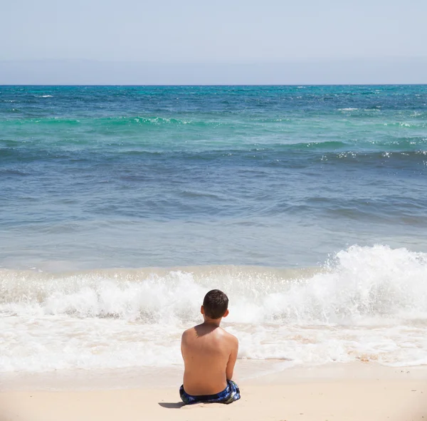 Αγόρι σε μια παραλία — Φωτογραφία Αρχείου