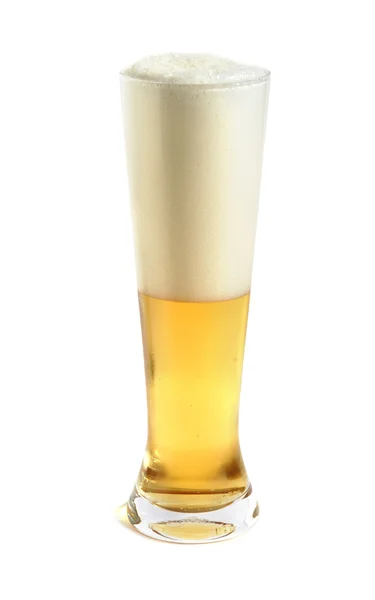 Půllitr s čerstvě nalil pivo, izolované na bílém — Stock fotografie