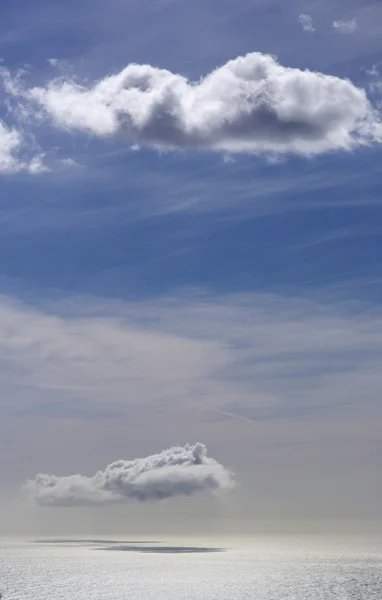 Облако и его тень — стоковое фото
