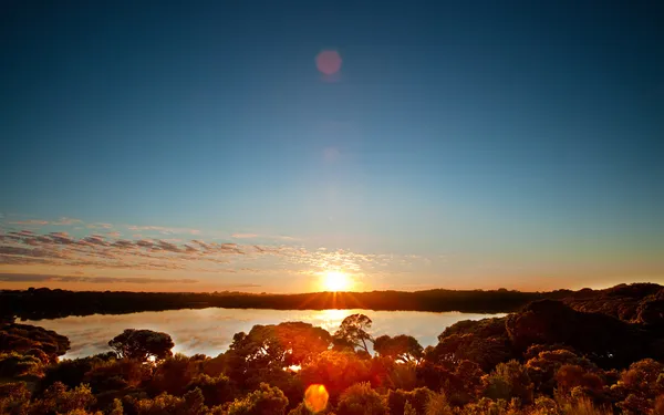 Friedlicher Sonnenaufgang am See — Stockfoto