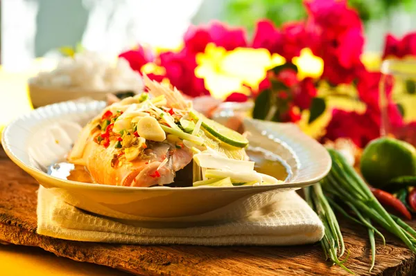 Thais eten - red snapper met knoflook, chili, citroengras en lemo — Stockfoto