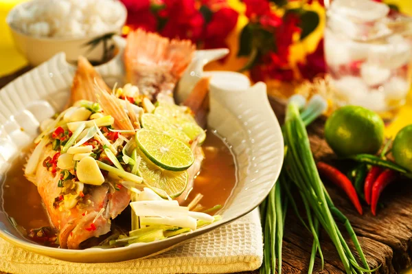 Thai élelmiszer - vörös sügér, fokhagyma, chili, citromfű és Attila — Stock Fotó