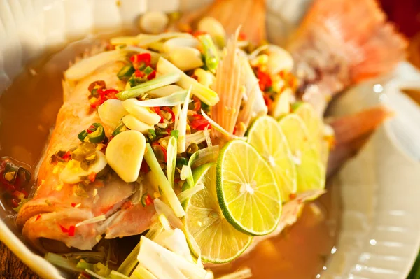 真鯛のソテー、ニンニク、唐辛子、レモングラス、lemo のタイ料理- — ストック写真