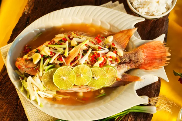 Comida tailandesa - snapper vermelho com alho, pimenta, grama de limão e lemo — Fotografia de Stock