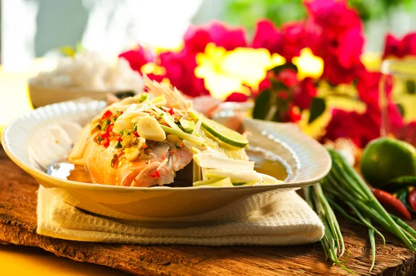 Thailändisches Essen - roter Snapper mit Knoblauch, Chili, Zitronengras und Limo lizenzfreie Stockbilder