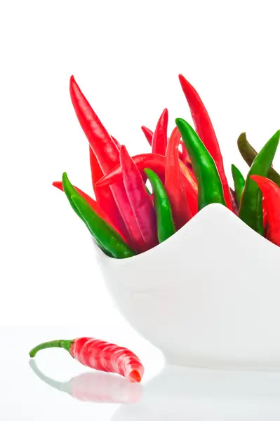 Chili in einer Schüssel auf weißem Hintergrund — Stockfoto