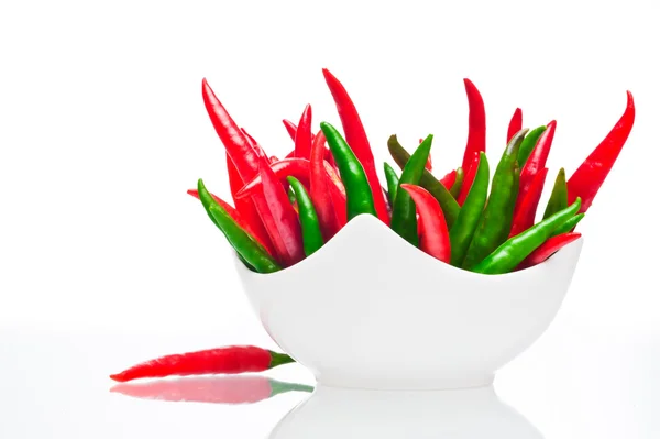 Chili in einer Schüssel auf weißem Hintergrund — Stockfoto