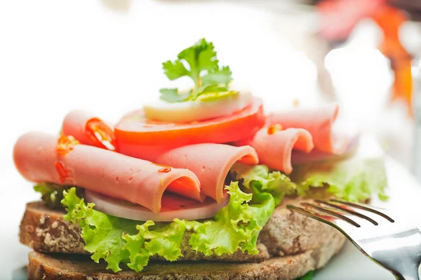 チリのソーセージのスライスと茶色のパン グリーン サラダ トマトと卵 — ストック写真