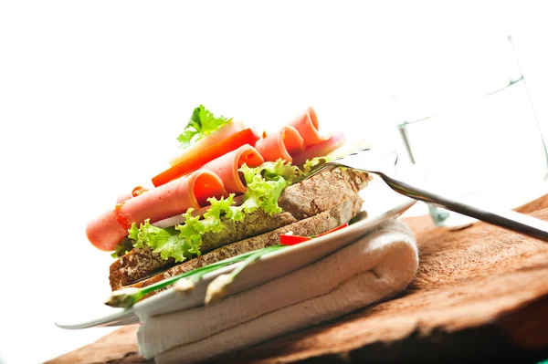 Mörkt bröd med chili korv skivor grön sallad tomat och ägg — Stockfoto