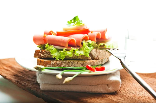 칠리 소시지 조각과 브라운 빵 그린 샐러드 토마토와 계란 — 스톡 사진