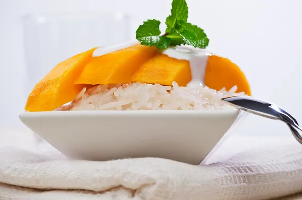 Tajski Mango lepki słodki deser ryżowy (Khao Niaow Ma Muang) — Zdjęcie stockowe
