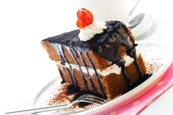 Um pedaço de bolo de chocolate com creme de baunilha — Fotografia de Stock