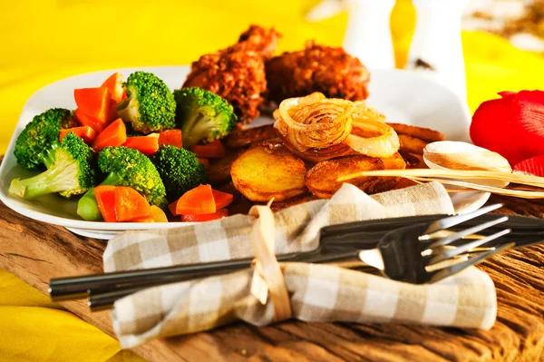 Goreng kentang brokoli wortel dan ayam panggang — Stok Foto