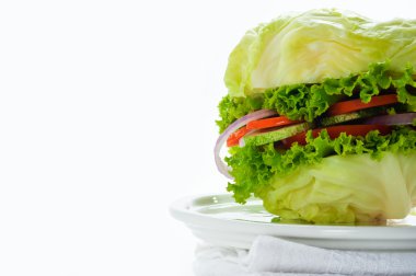 Vejetaryen burger - lahana, domates, salatalık, soğan, marul