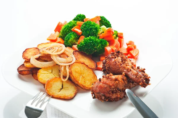 Fried potatoes broccoli carrots and roasted chicken — Stock Photo, Image