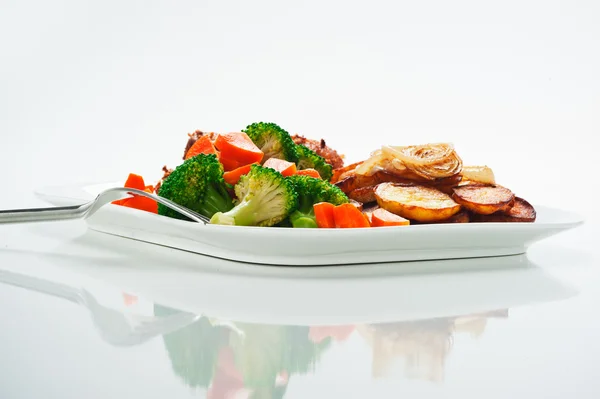 Gebakken aardappelen broccoli worteltjes en geroosterde kip — Stockfoto