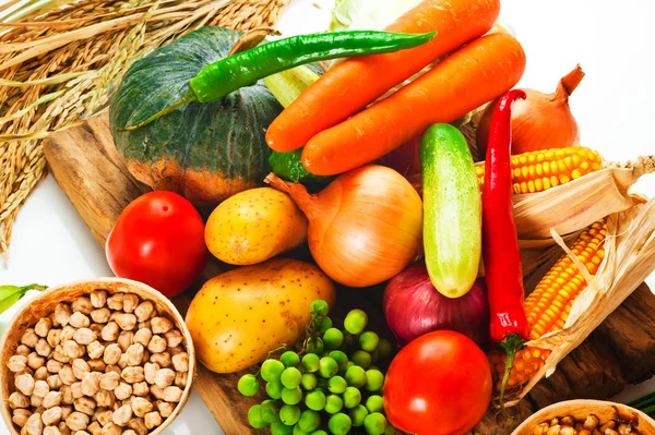 Verduras: repollo, tomate, pepino, cebolla, lechuga, etc. — Foto de Stock