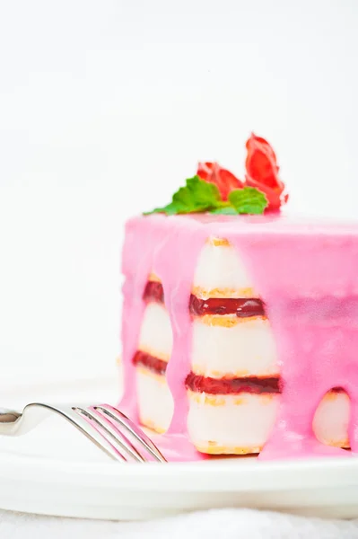 Küçük pasta pembe krema ile — Stok fotoğraf
