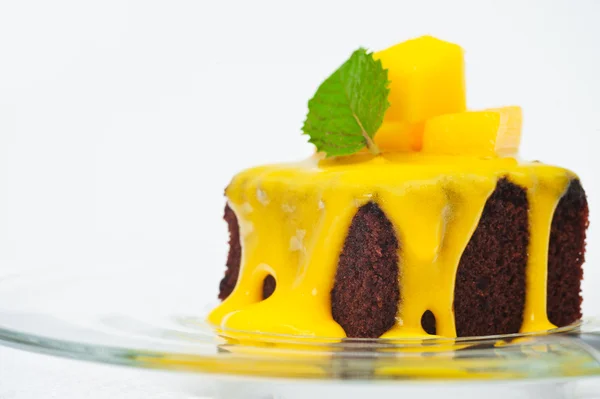 Küçük pasta vanilya sosu ve mango ile — Stok fotoğraf