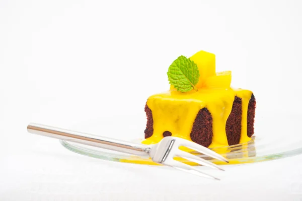 Small cakes with vanilla sauce and mango — Stock Photo, Image