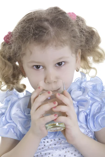 Het charmante meisje water drinkt — Stockfoto