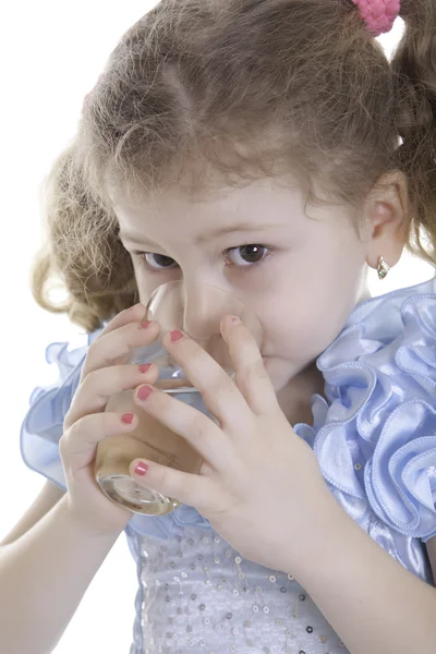 A menina encantadora bebe água — Fotografia de Stock