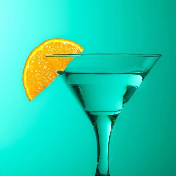 Glas mit Saft und Zitrone auf grünem Hintergrund — Stockfoto