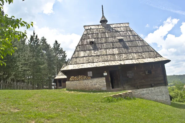 Antigua casa de montaña de madera — Foto de Stock