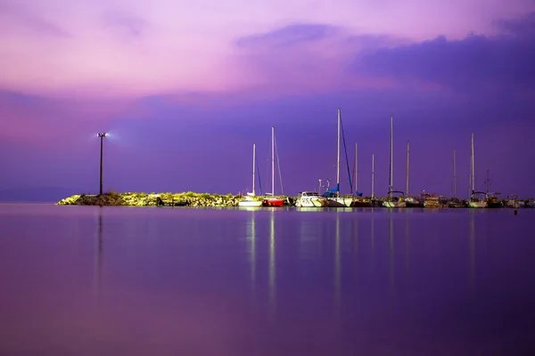 Vista de un puerto de yates por la noche. Larga exposición shot.Beautiful puesta de sol playa —  Fotos de Stock