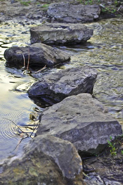 Droga z kamieni, na wodzie — Zdjęcie stockowe