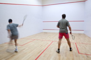 Squash oyuncular eylem bir squash kortu (hareket bulanık görüntü üzerinde