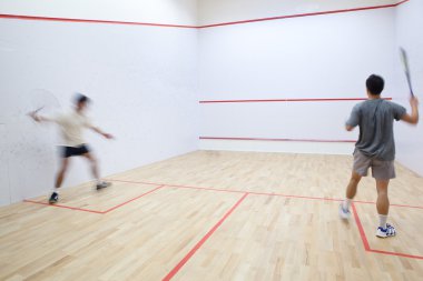 Squash oyuncular eylem bir squash kortu (hareket bulanık görüntü üzerinde