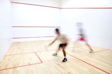 Squash oyuncular eylem bir squash kortu (hareket bulanık görüntü üzerinde