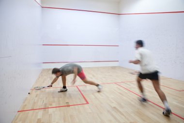 Squash oyuncular eylem bir squash kortu (hareket bulanık görüntü üzerinde