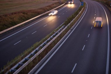 Karayolu trafik - hareket bir karayolu/otoyol/spe kamyona bulanık.