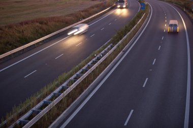 Karayolu trafik - hareket bir karayolu/otoyol/spe kamyona bulanık.