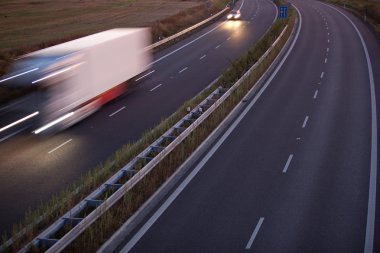 Karayolu trafik - hareket bir karayolu/otoyol/spe kamyona bulanık.